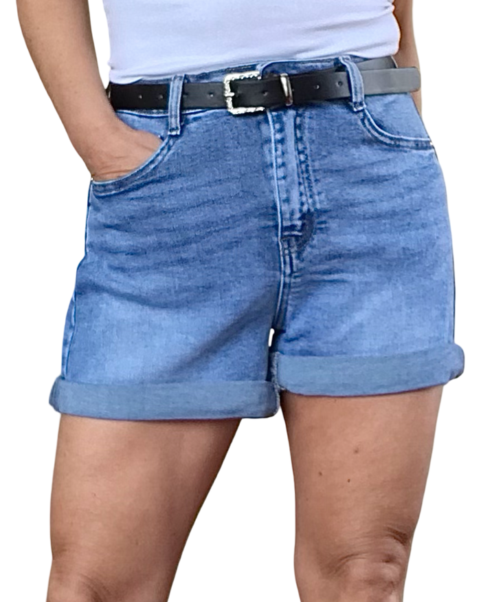 Short en jeans bleu moyen revers au bas avec ceinture noire