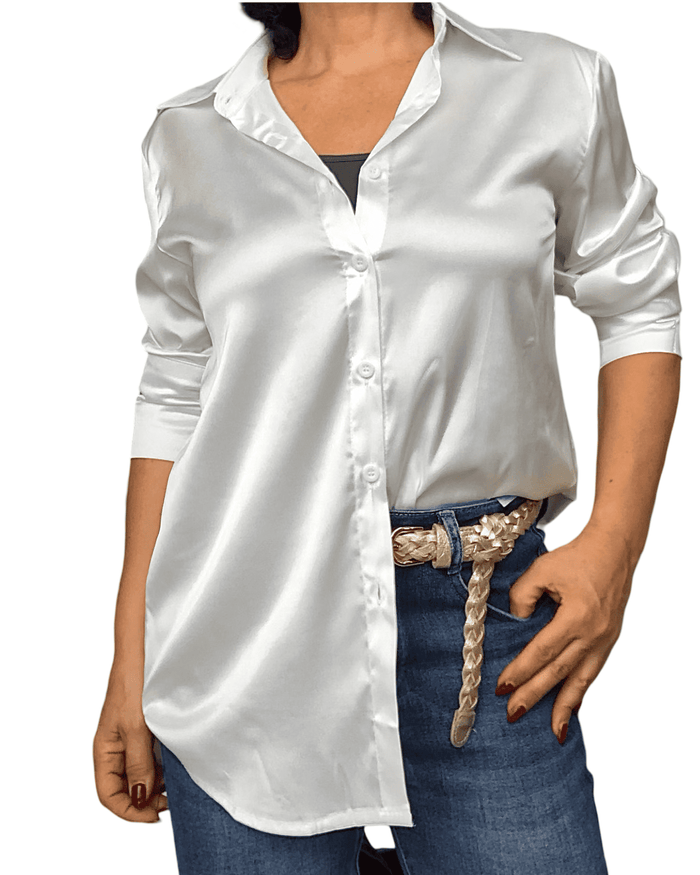 Chemise en satin blanche avec ceinture étroite doré en simili-cuir