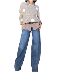 Chandail beige chiné à pastilles blanches avec chemise en satin et jeans bleu large – silhouette complète