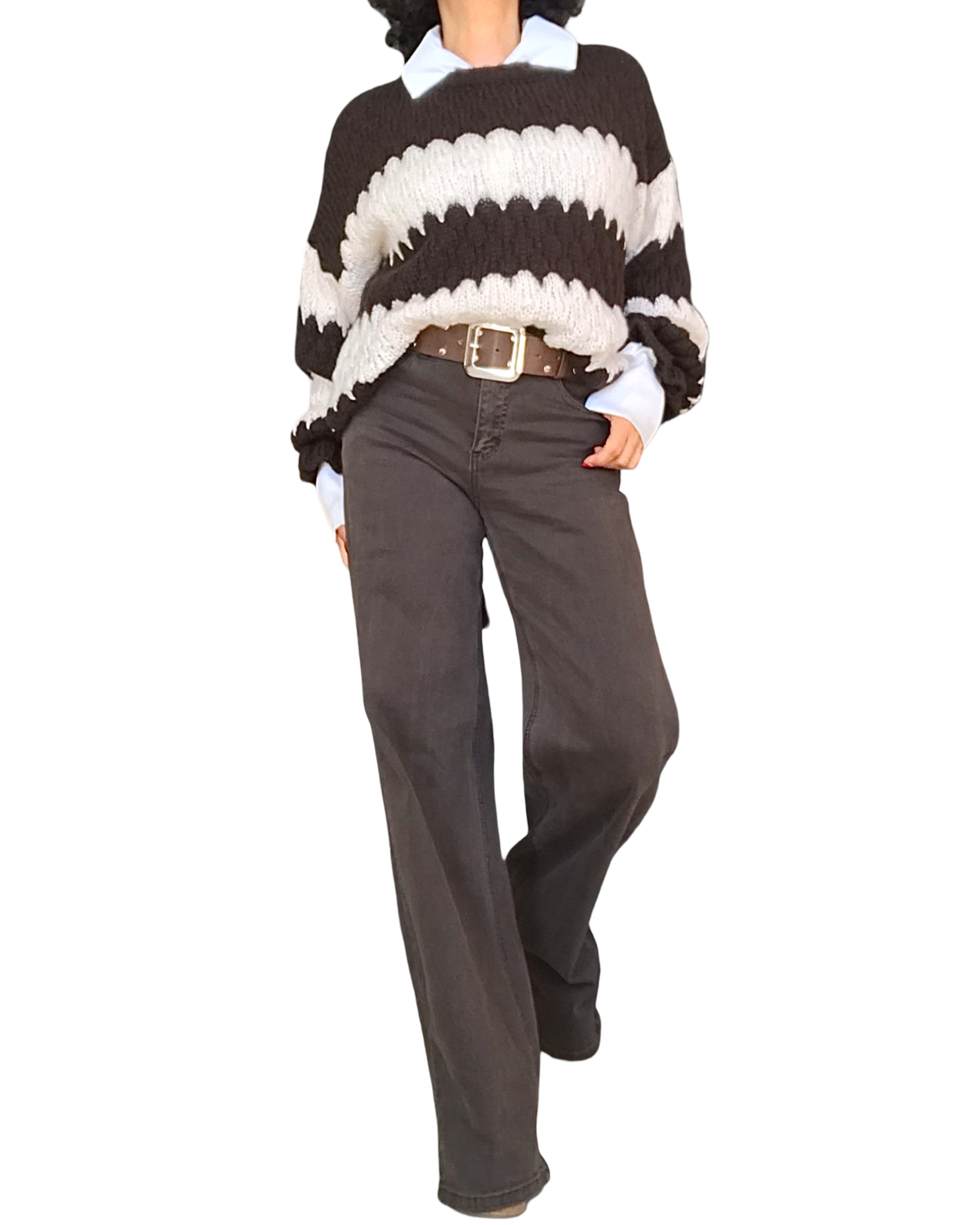Pantalon droit brun chocolat porté avec un chandail ondulé brun et blanc – silhouette complète