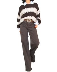 Pantalon droit brun chocolat porté avec un chandail ondulé brun et blanc – silhouette complète