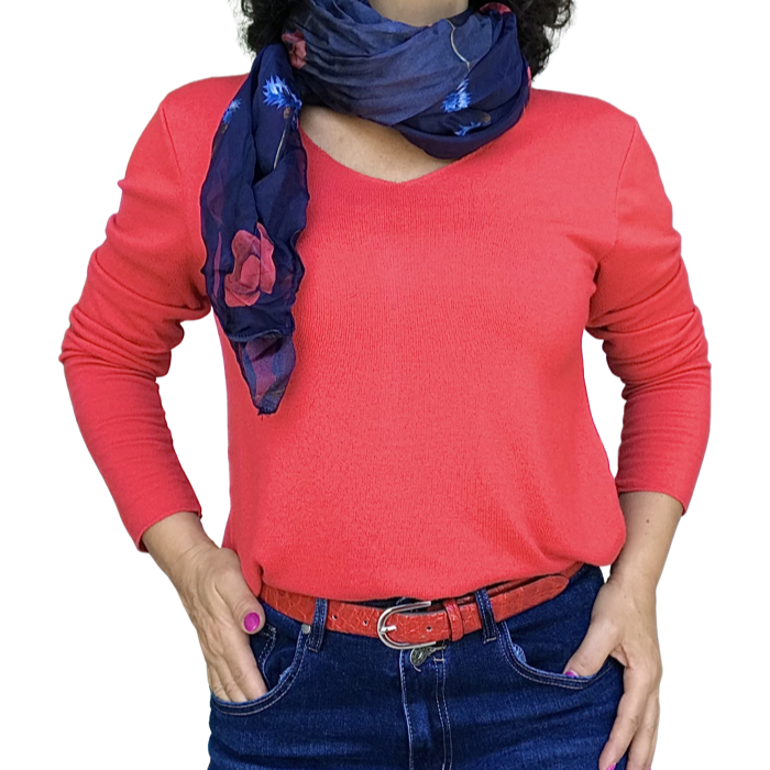 chandail rouge en tricot col en V avec foulard bleu marin, ceinture étroite rouge