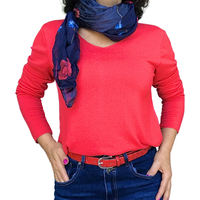 chandail rouge en tricot col en V avec foulard bleu marin, ceinture étroite rouge