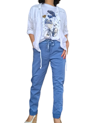 Chemise blanche manche courte avec deux poches appliquées devant et cordon au bas