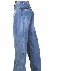 Jeans large bleu moyen délavé – vue de dos avec poches à rabat