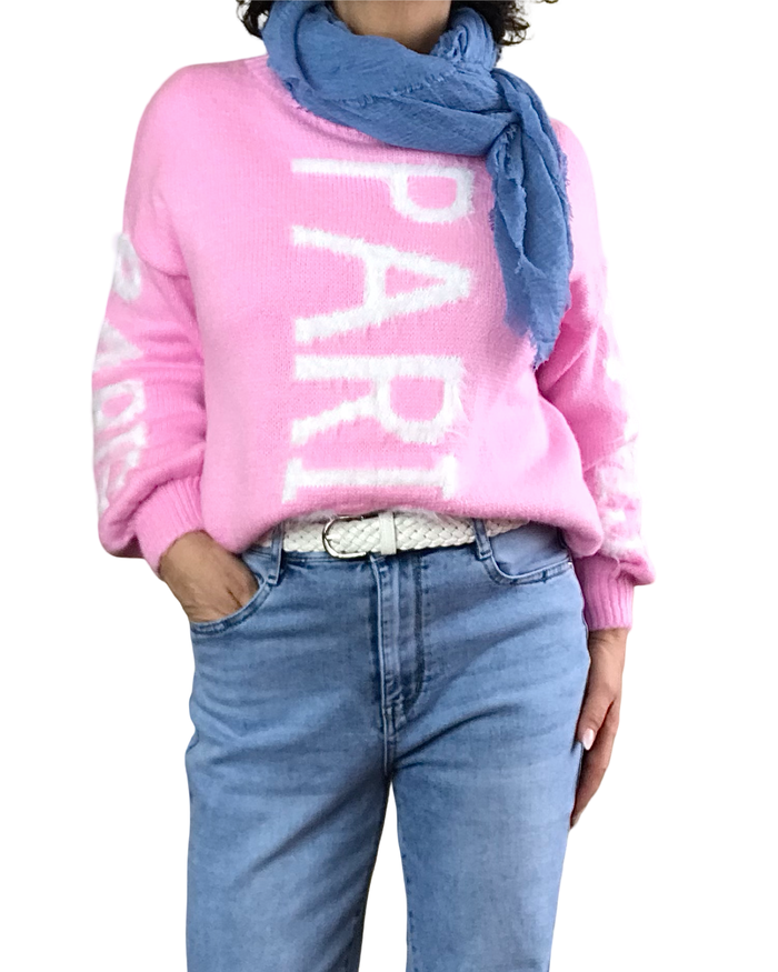 Chandail col rond en tricot rose pâle avec « Paris » écrit en blanc sur le devant et sur les manches