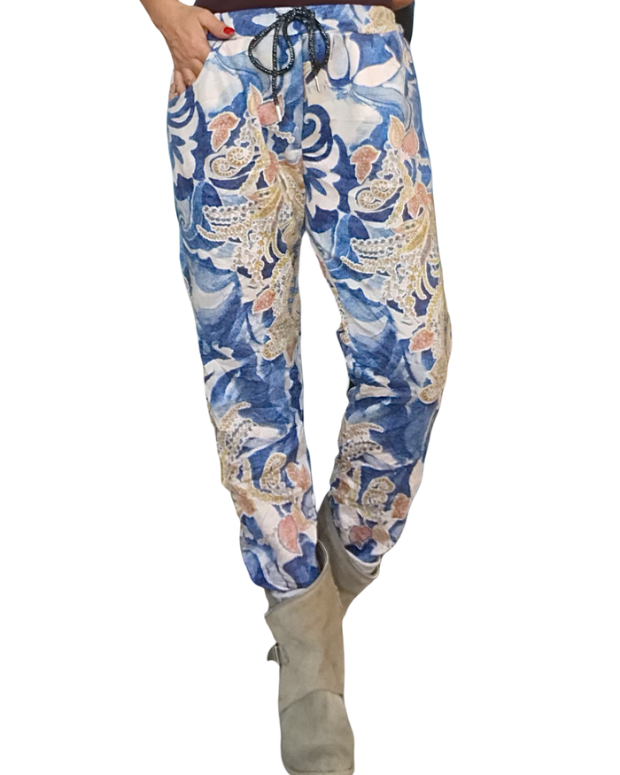 Pantalon imprimé bleu jeans beige, jaune et rouge en ultra suède à taille élastique avec cordon noir
