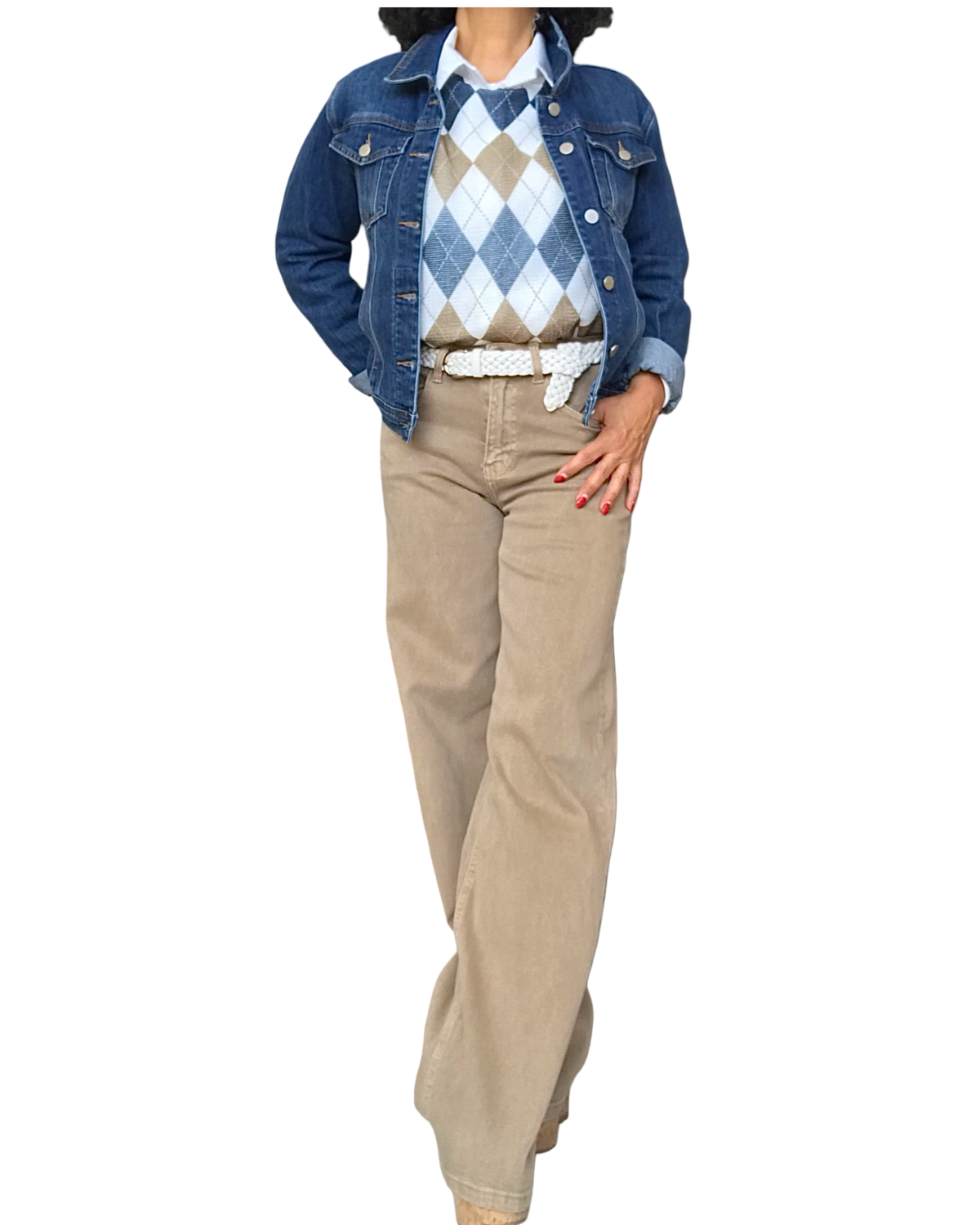 Chandail en mailles à losanges marine et noisette porté sous un jeans jacket, avec pantalon beige large