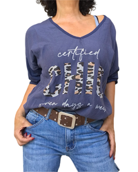 Chandail marine col V « certified CHIC » au motif léopard, porté avec ceinture brune et jeans bleu