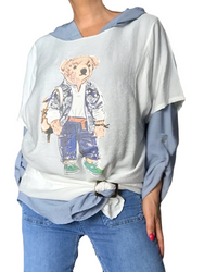 T-shirt ourson col rond crème avec blouse bleu jeans à capuchon et boucles d’ajustement