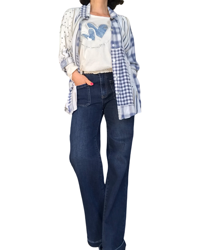 T-shirt manche longue crème avec cœurs en jeans devant