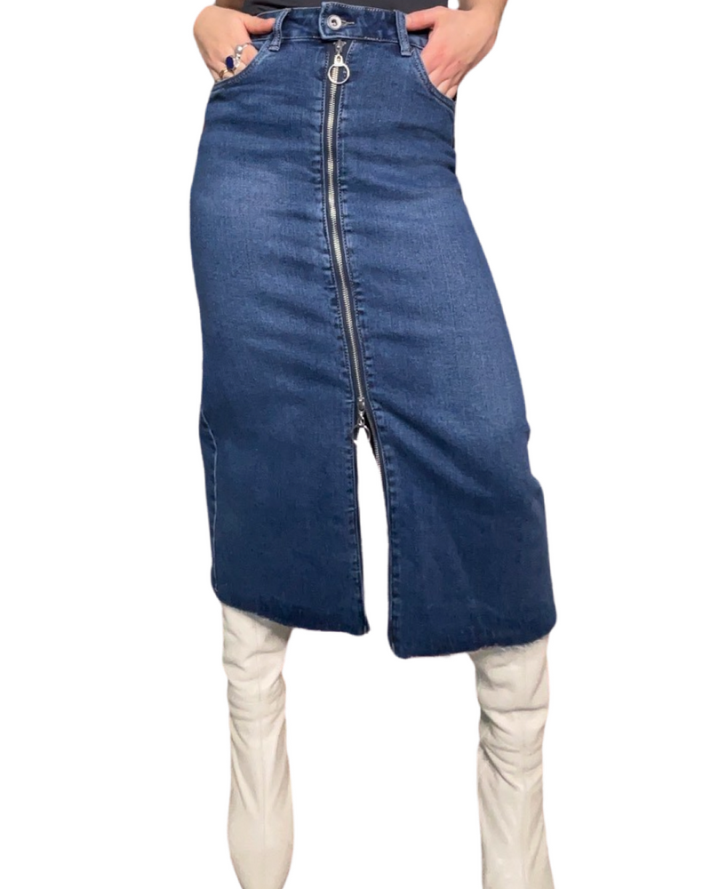 Jupe femme longue en jeans bleu moyen avec chandail à l'intérieur.