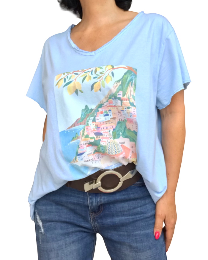 T-shirt col en V bleu ciel – Côte d’Azur