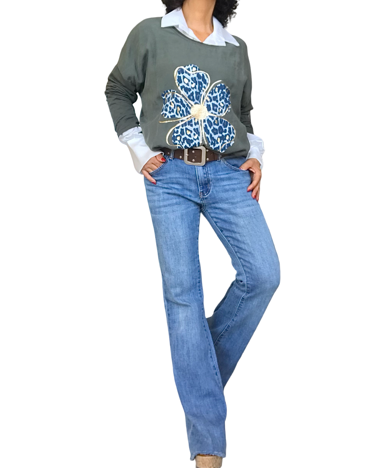 Chandail kaki à marguerite marine et dorée avec chemise blanche et jeans bleu – silhouette complète