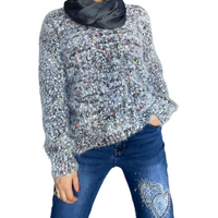 Chandail noir manche longue pour femme à mailles multicolores, jeans bleu et foulard gris