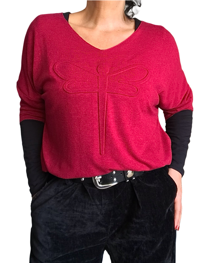 Chandail uni rouge col en V avec une libellule embossée devant