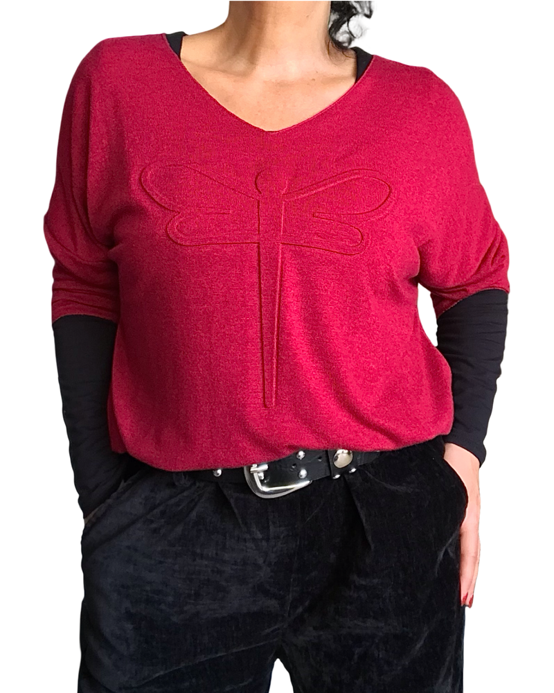 Chandail uni rouge col en V avec une libellule embossée devant