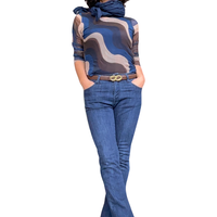 Gilet imprimé abstrait en voile bleu et brun manche longue col rond avec jeans et ceinture brune