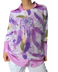 Chandail en mailles avec dessin de capteur de rêves lilas avec chemise en satin lilas