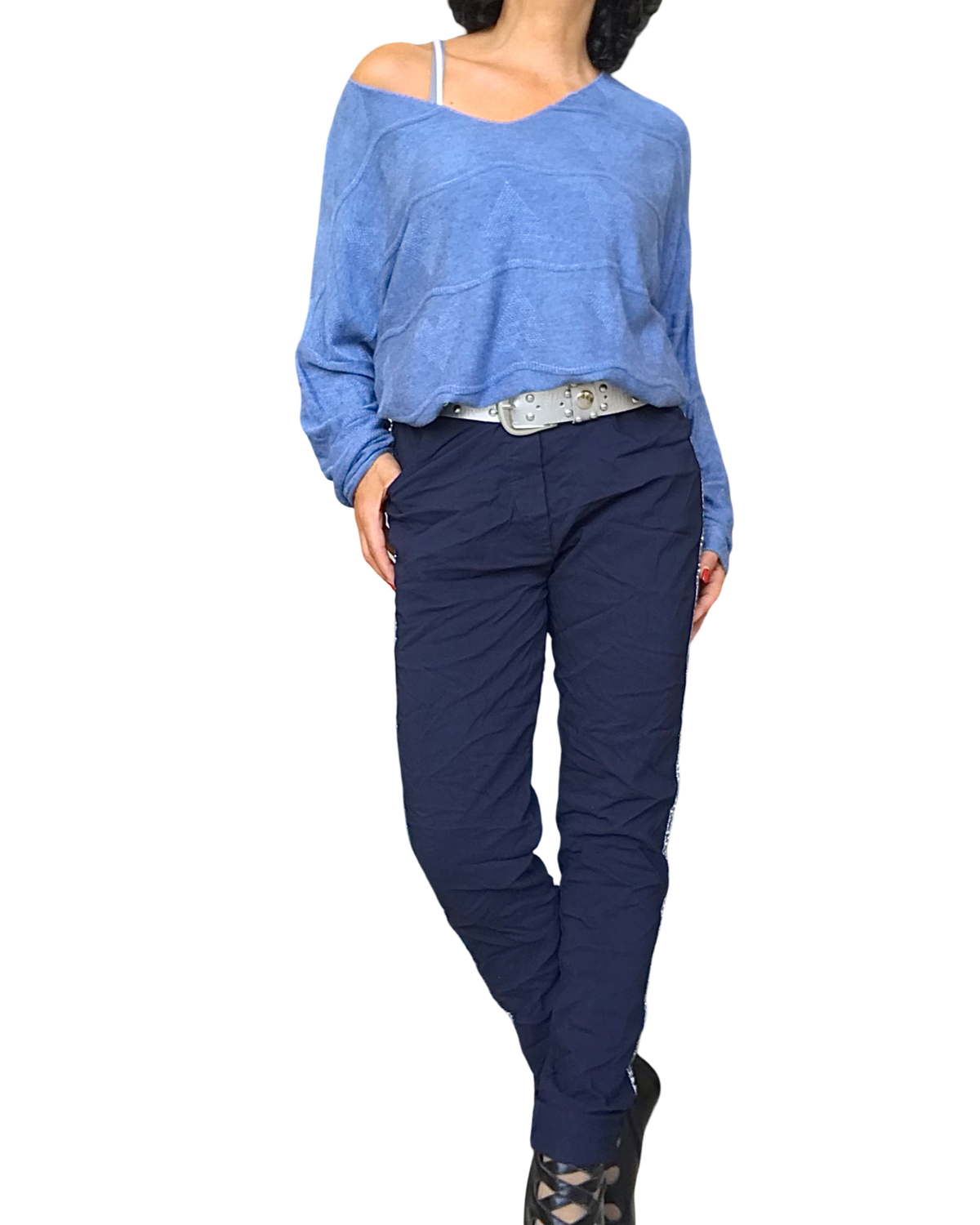 Pantalon marine à ruban argenté porté avec un chandail bleu jeans – silhouette complète