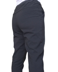 Pantalon noir à taille élastique avec 4 boutons sur la boutonnière et cordon