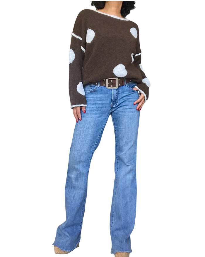 Chandail brun chiné à pastilles blanches avec ceinture brune et jeans bleu évasé – silhouette complète