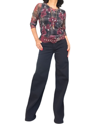Chandail en voile à fleurs et carreaux avec pantalon noir large et ceinture bourgogne – silhouette complète