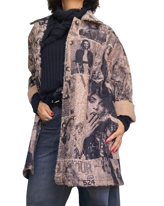 Manteau Camel en laine 3/4 imprimé de journaux mode