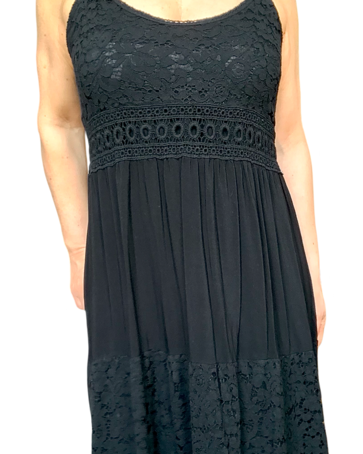 Dentelle noire au niveau du buste sur la robe longue noire