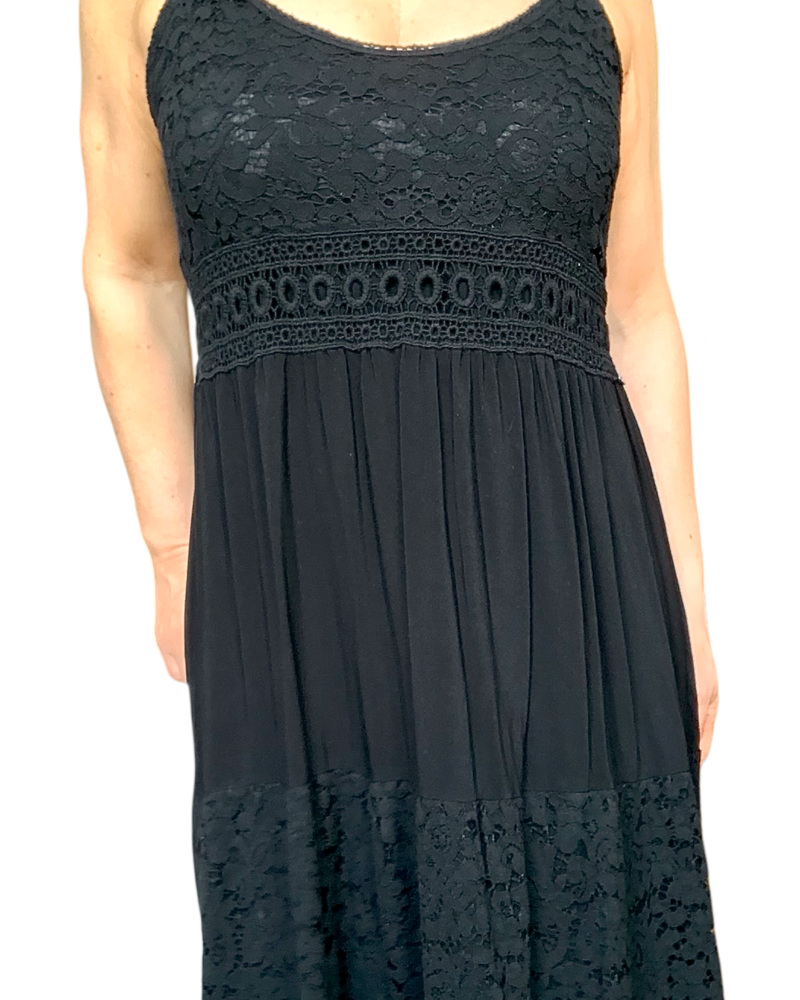 Dentelle noire au niveau du buste sur la robe longue noire