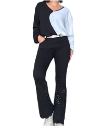 Blouse manches longues légère col en V color bloc crème et noir avec ceinture tressé en similicuir étroite Off White et pantalon noir évasés au bas avec dentelle