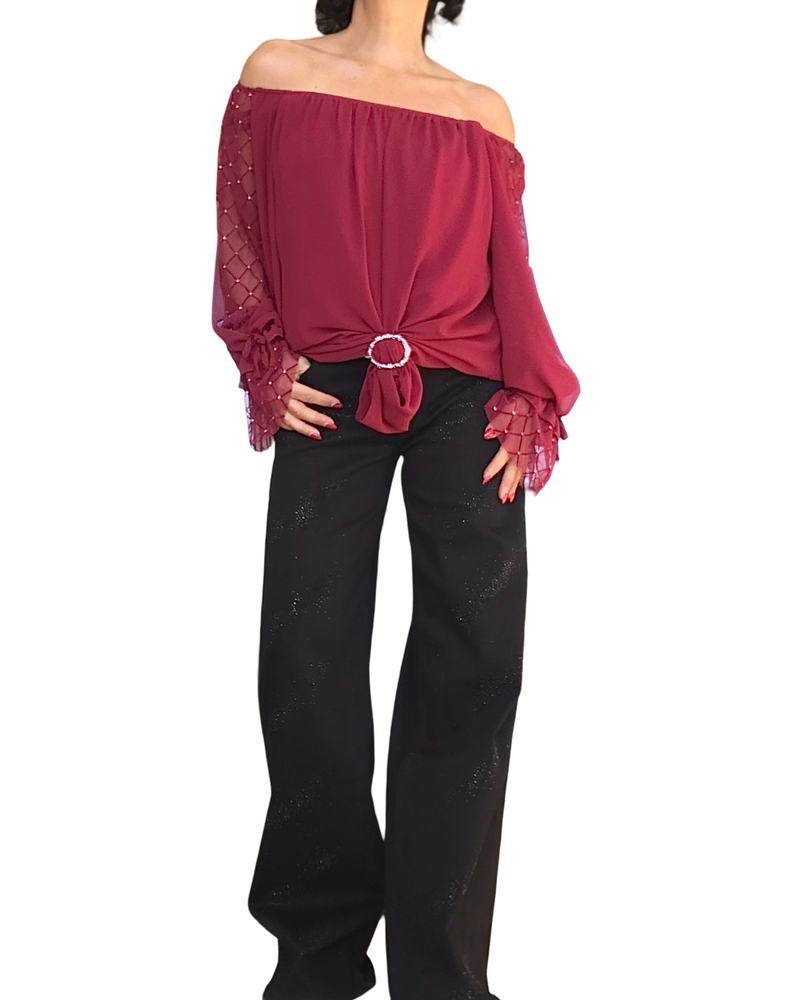 Blouse en voile unie rouge vin, pierres argentées le long des manches et volant au bas