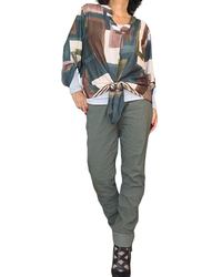Tunique imprimé rectangulaire nouée à la taille avec pantalon kaki – silhouette complète