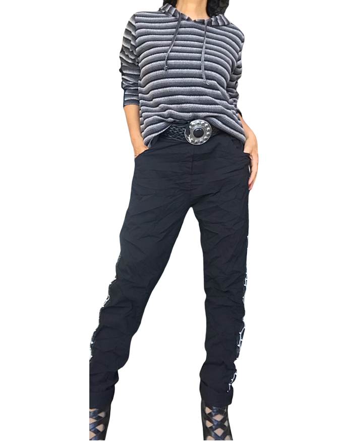 Chandail long noir à capuchon rayé gris avec pantalon noir et ceinture à boucle argentée – silhouette complète