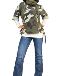 Chandail col rond, manche 3/4 camouflage, beige, kaki, noir et brun avec jeans