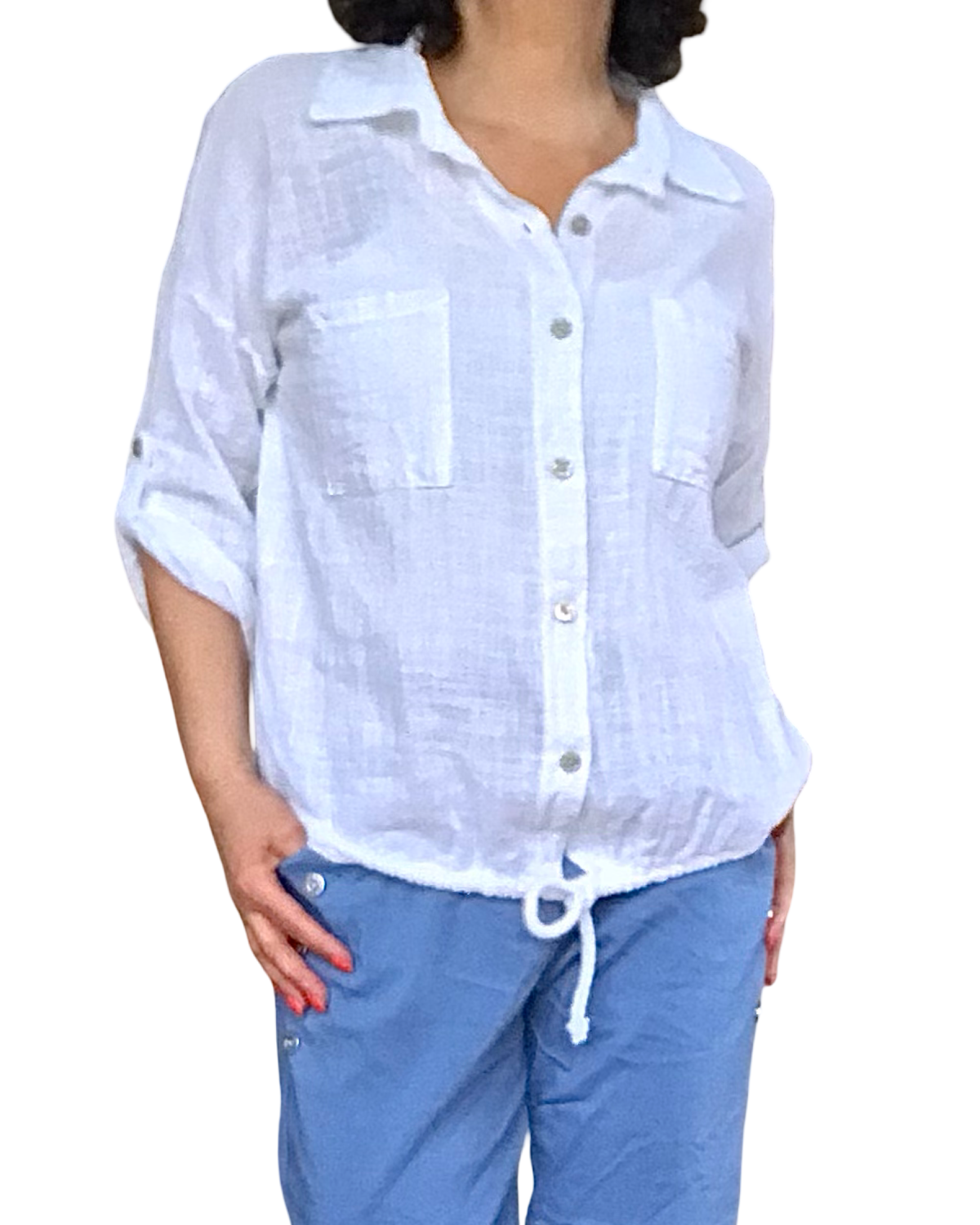 Chemise blanche manche courte avec deux poches appliquées devant et cordon au bas