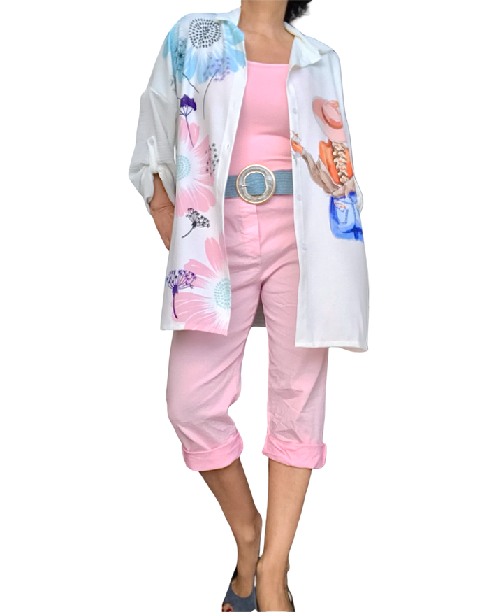 Chemise crème manche 3/4 avec dessins de fleurs coté droit et jeune fille de dos coté gauche