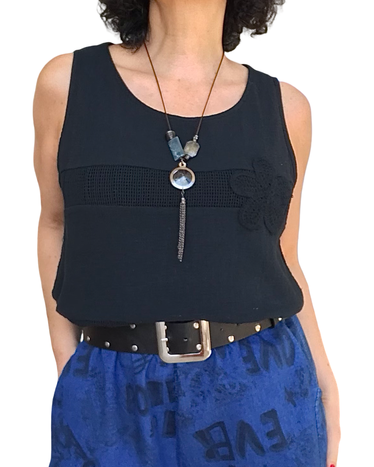 Camisole unie noire à bretelle large une fleur brodée noire coté gauche