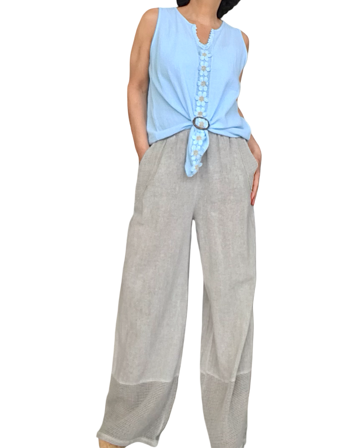 Camisole uni bleu ciel avec une lisière de fleurs brodée devant