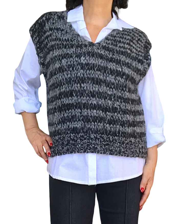 Débardeur en tricot col en V chiné noir et gris