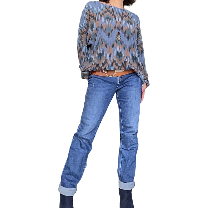 Jeans bleu moyen jambe droite 31 pouces de jambe avec égratignures avec chandail bleu et ceinture élastique camel