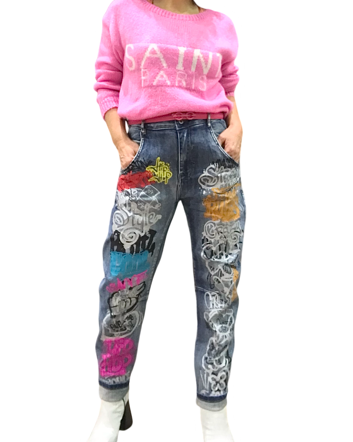 Jeans extensible bleu boyfriend dessins colorés sur les jambes avec pull rose