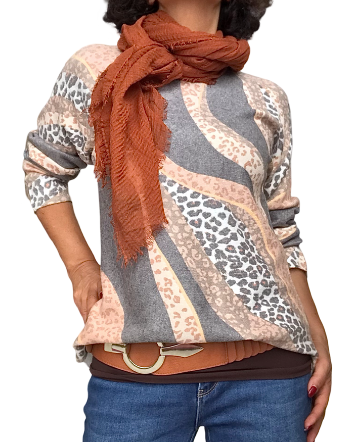 Chandail tricot col rond print animal charcoal, camel et beige avec ceinture similicuir cognac et foulard 