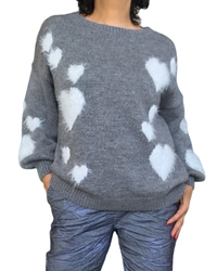 Chandail col rond en tricot gris avec des cœurs blanc sur le devant et sur les manches