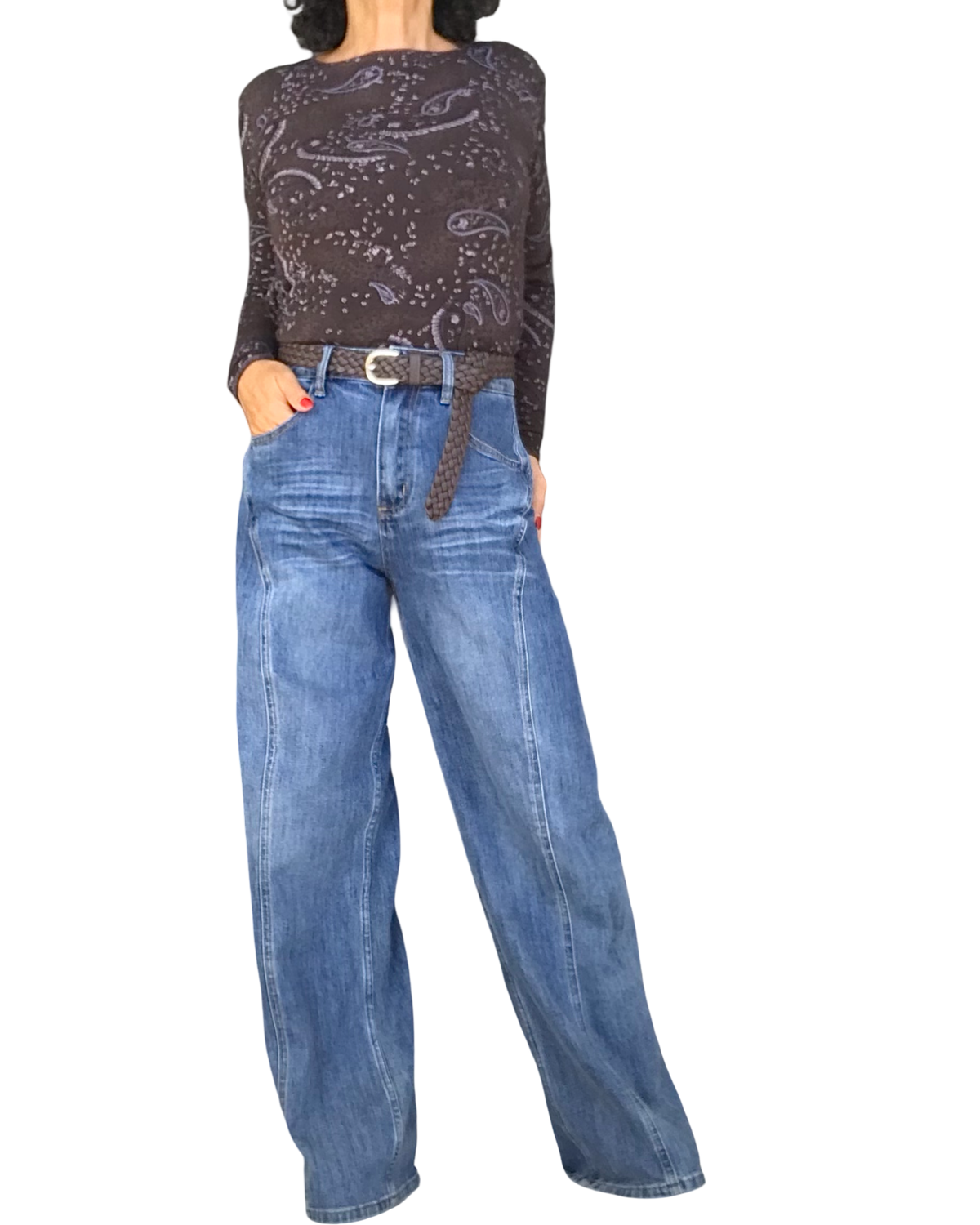 Jeans large bleu moyen délavé porté avec un haut brun imprimé et une ceinture brune – silhouette complète