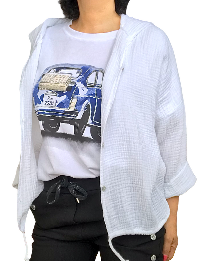Chemise blanche texturée à capuchon avec cordon au bas avec T-shirt blanc, Fiat 500 bleu