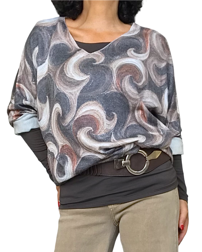 T-shirt col V à cercles vintage noir, brun, beige et rouille porté sur un haut brun avec ceinture brune