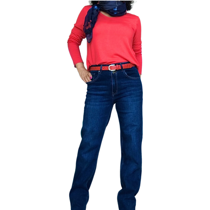 chandail rouge en tricot col en V avec foulard bleu marin, ceinture étroite rouge et jeans droit foncé