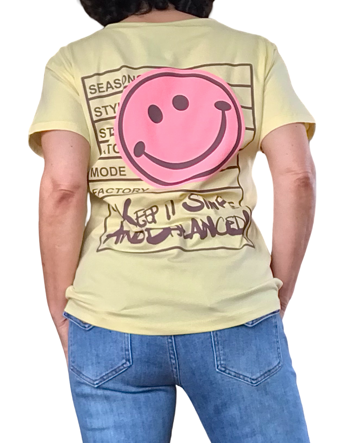 T-shirt jaune petit bonhomme sourire en haut à gauche, col en V
