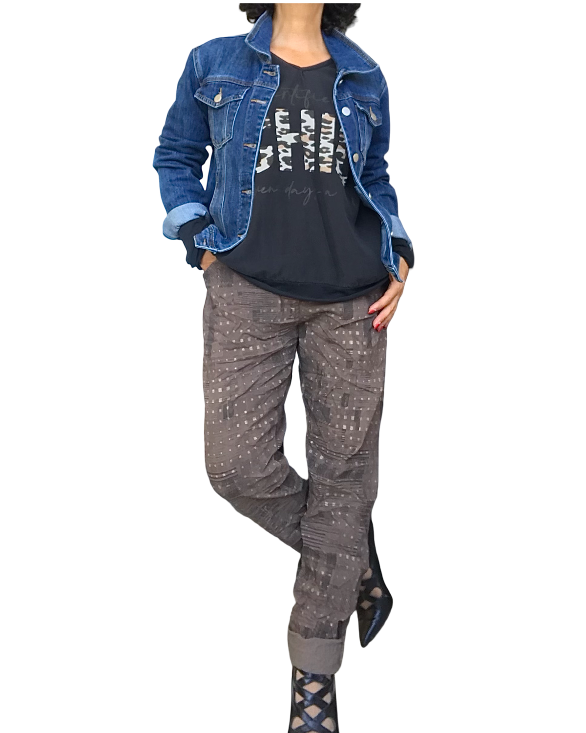 Chandail noir « CHIC » léopard porté sous un jeans jacket, pantalon gris imprimé – silhouette complète